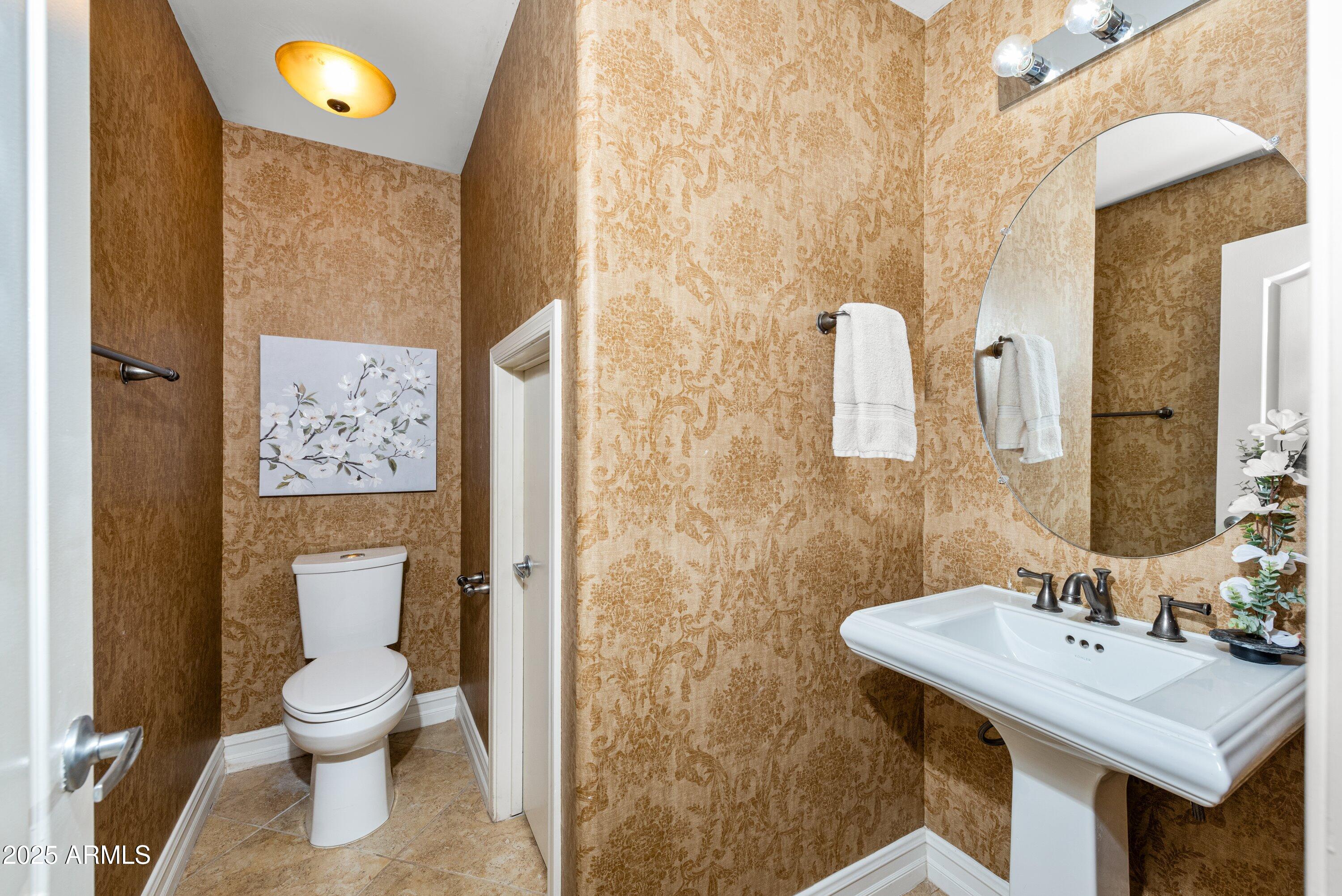 964 South Henry Lane Gilbert, AZ 85296 - Photo 15 of 48 a bathroom with a toilet sink and mirror