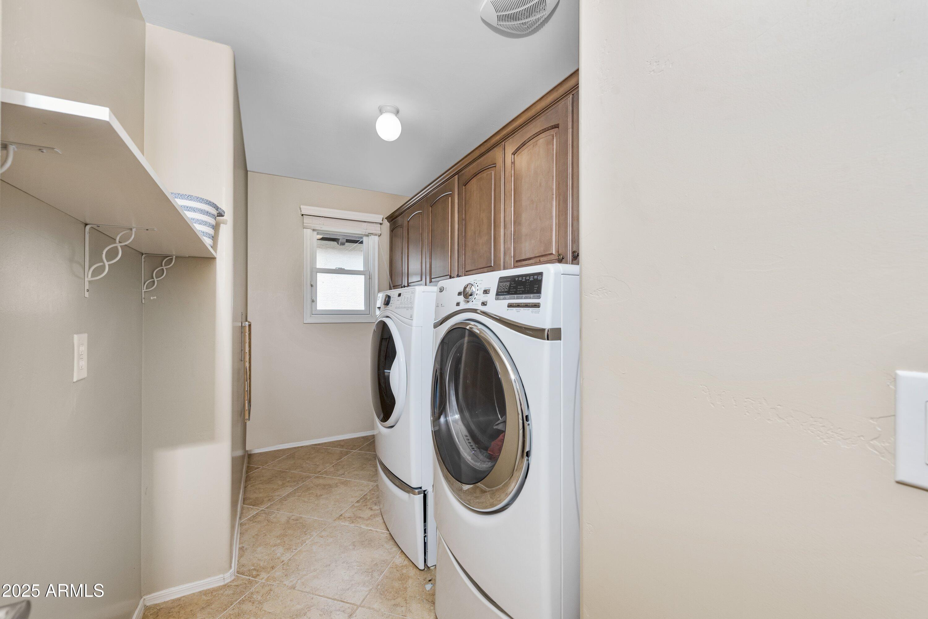 964 South Henry Lane Gilbert, AZ 85296 - Photo 30 of 48 a utility room with dryer and washer