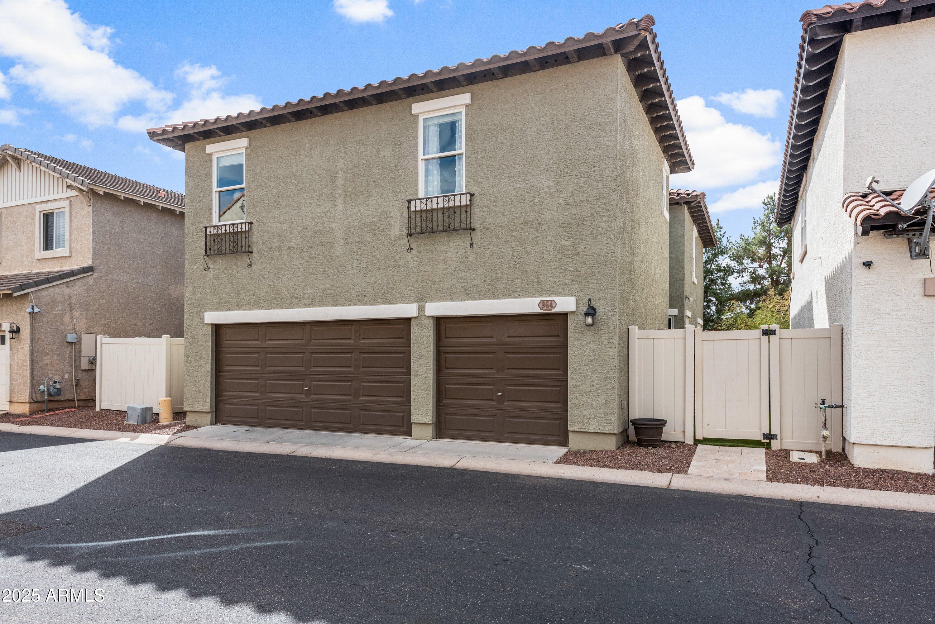 964 South Henry Lane Gilbert, AZ 85296 - Photo 3 of 48 a house with a outdoor space