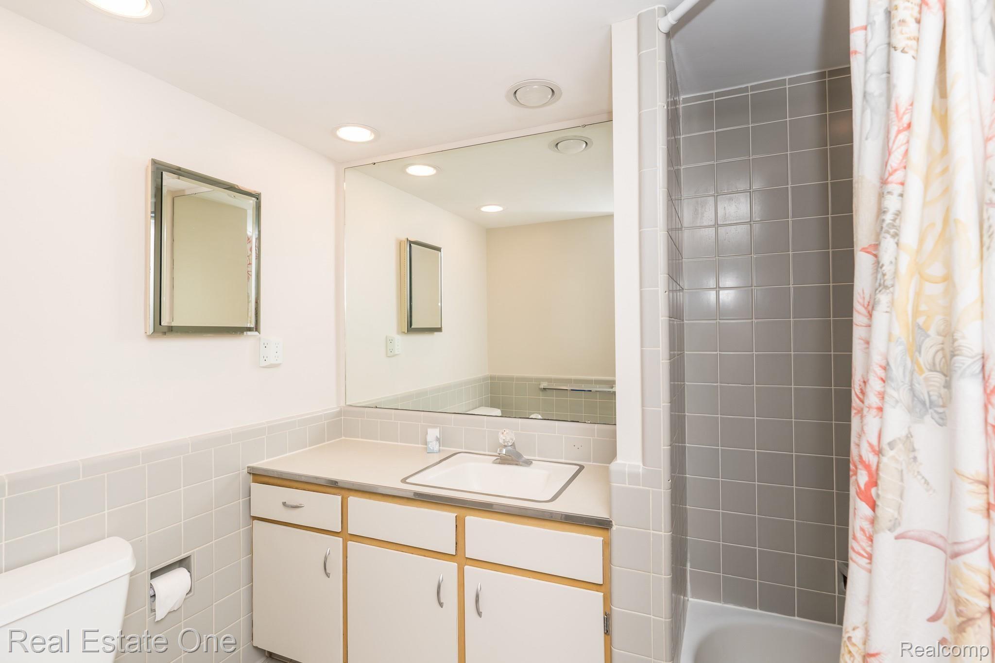 356 Charles Road Rochester, MI 48307 - Photo 24 of 31 Main Bath