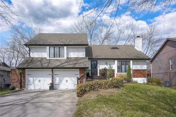 $415,000 | 3916 Southwest Hidden Cove Drive, Lee's Summit, MO 64082