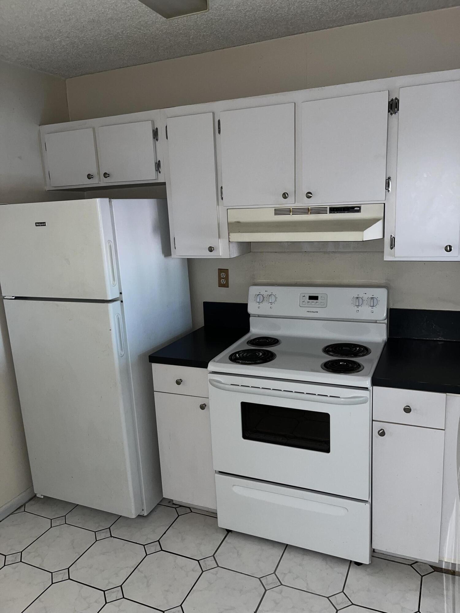3396 Foxcroft Road, Unit 309 Miramar, FL 33025 - Photo 2 of 12 Kitchen