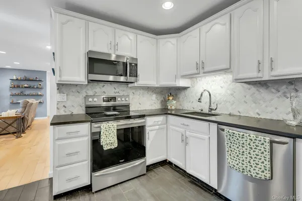 $425,000 | 864 Skyline Drive, Coram, NY 11727