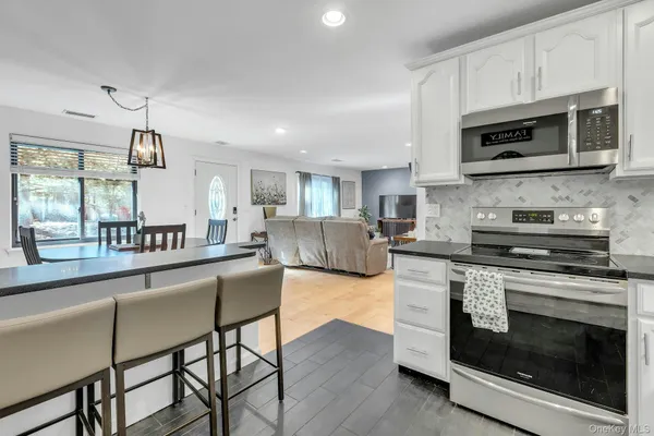 $425,000 | 864 Skyline Drive, Coram, NY 11727