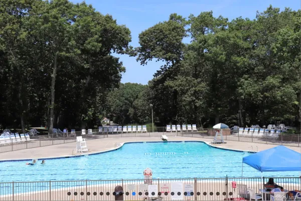 $425,000 | 864 Skyline Drive, Coram, NY 11727