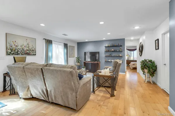 $425,000 | 864 Skyline Drive, Coram, NY 11727