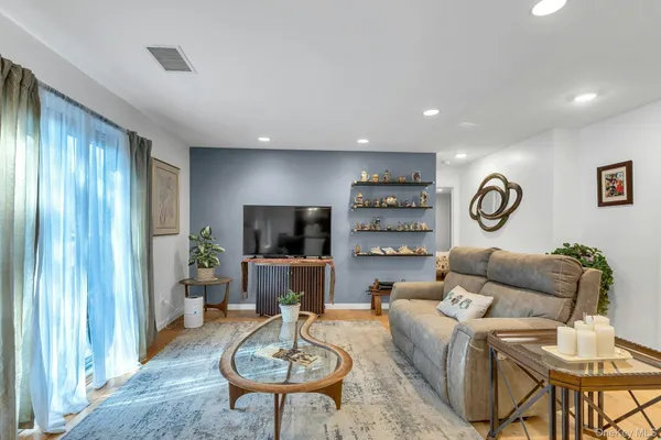 $425,000 | 864 Skyline Drive, Coram, NY 11727