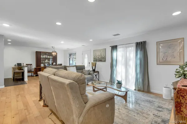 $425,000 | 864 Skyline Drive, Coram, NY 11727