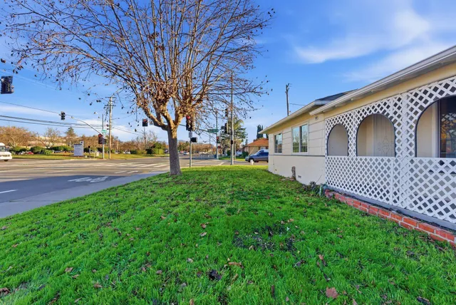 a view of a house with a yard