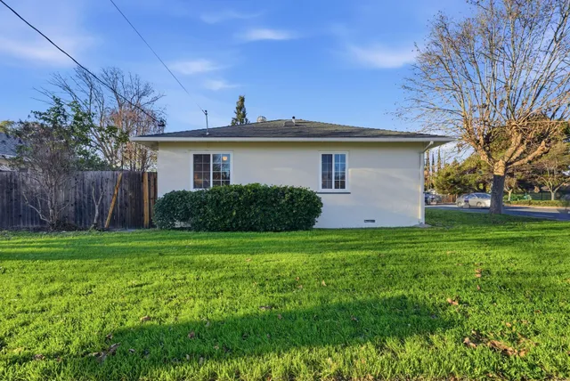 a view of a back yard of the house