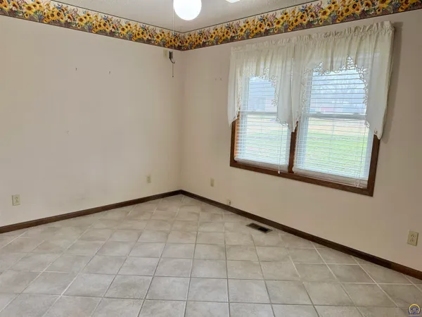 $267,500 | 111 Garrettson Street, Burlington, KS 66839