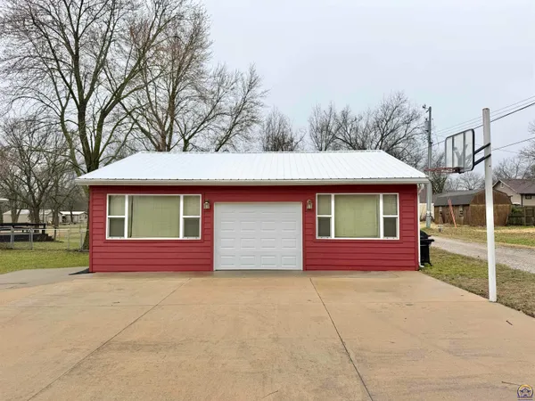 $267,500 | 111 Garrettson Street, Burlington, KS 66839