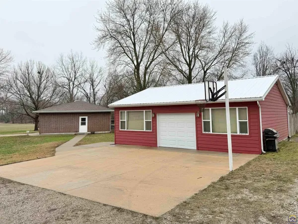 $267,500 | 111 Garrettson Street, Burlington, KS 66839