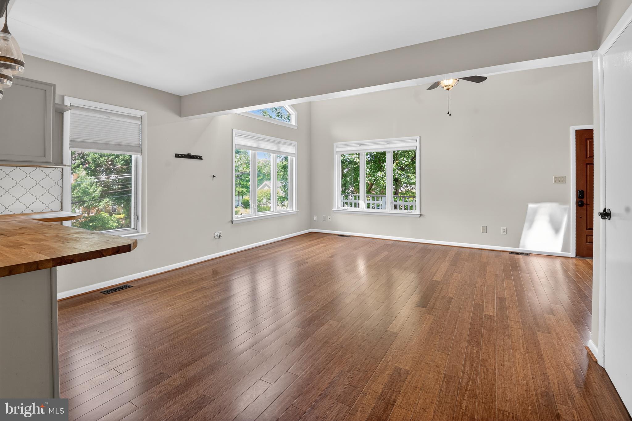 607 Overhill Drive Edgewater, MD 21037 - Photo 3 of 27 Living Area