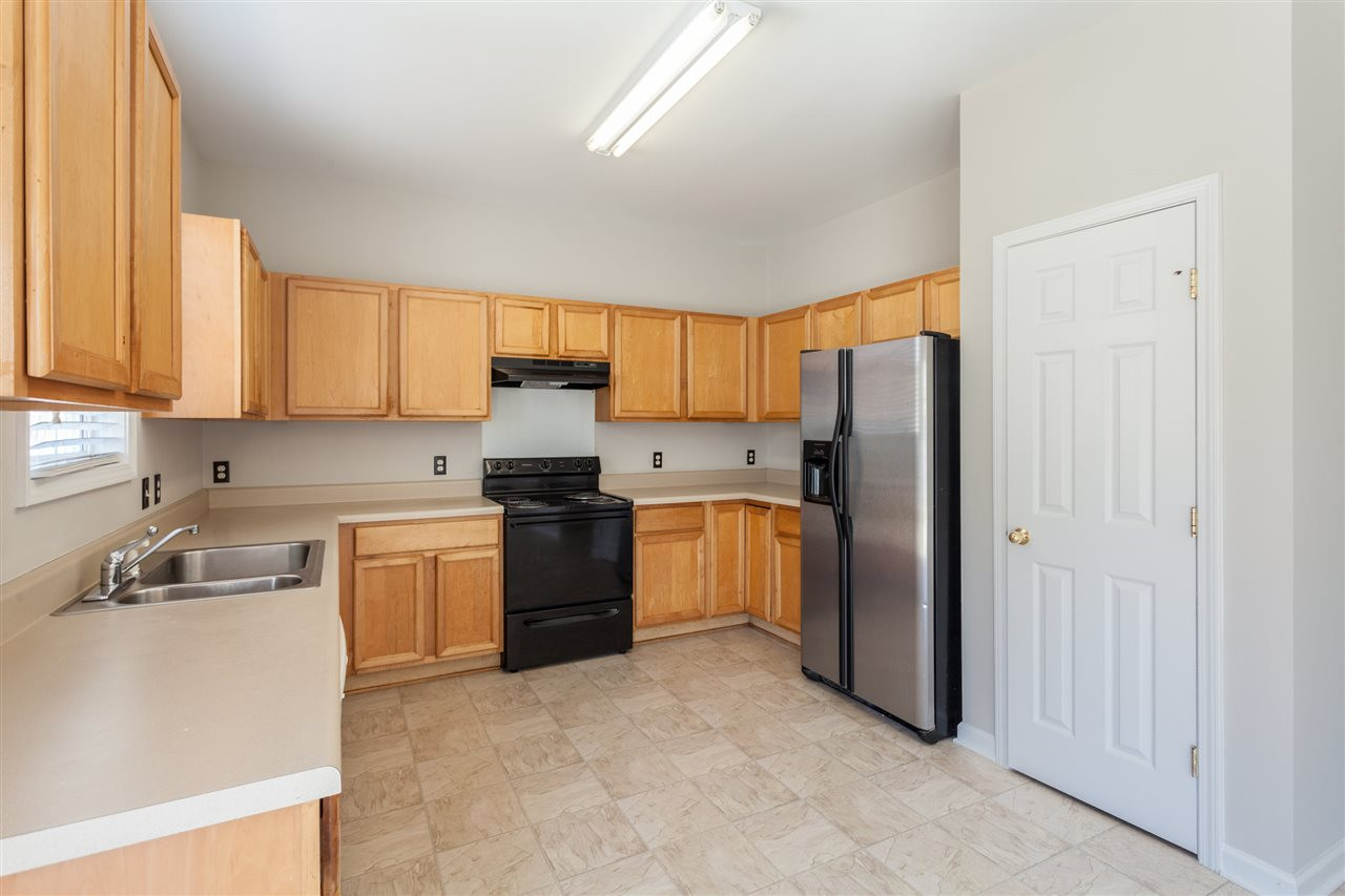 1916 Cartier Ruby Lane Raleigh, NC 27610 - Photo 9 of 25 Kitchen