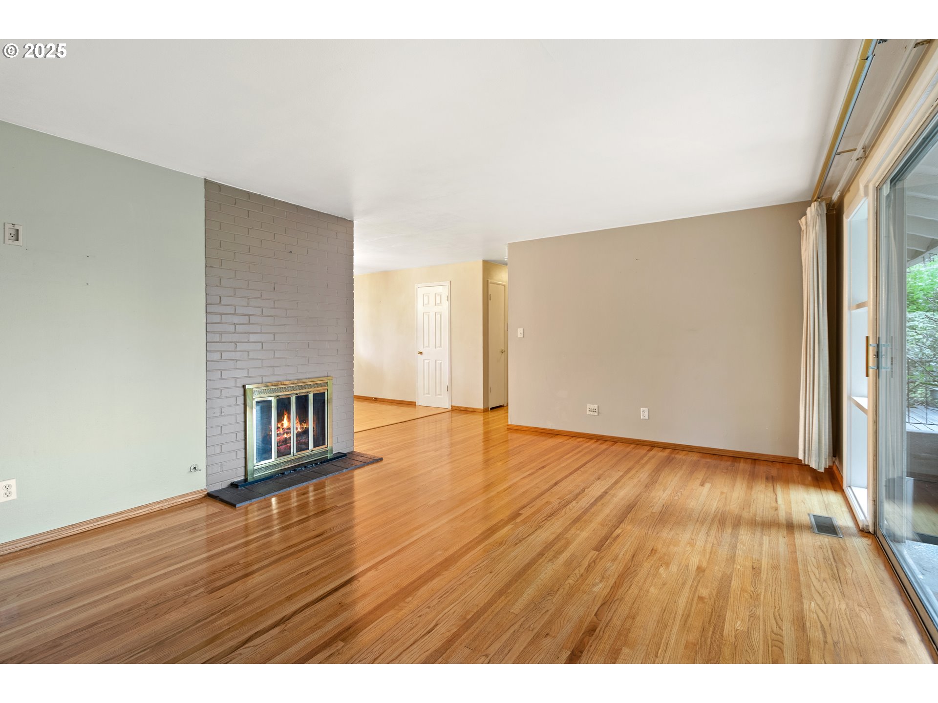 1920 Northeast 127th Avenue Portland, OR 97230 - Photo 7 of 48 Living Room