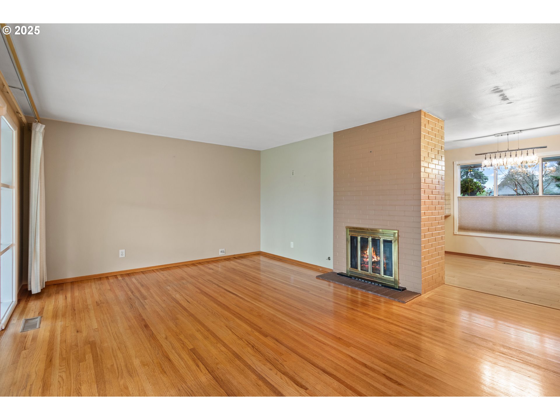 1920 Northeast 127th Avenue Portland, OR 97230 - Photo 8 of 48 Living Room