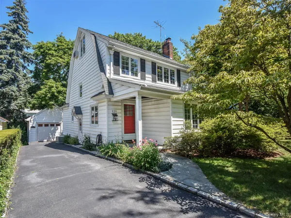 $8,500 | 121 Hillcrest Avenue, Manhasset, NY 11030