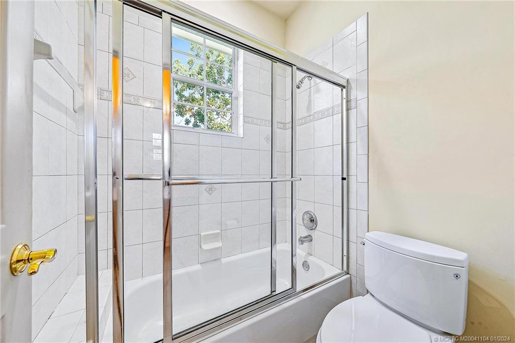 105 Henry Sewall Way Stuart, FL 34996 - Photo 21 of 33 a bathroom with a toilet and shower