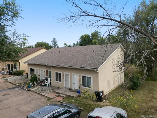 a view of a house with backyard