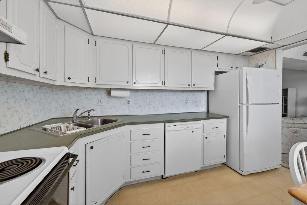 501 Southwest 11th Place, Unit 402A Boca Raton, FL 33432 - Photo 11 of 29 Kitchen 2