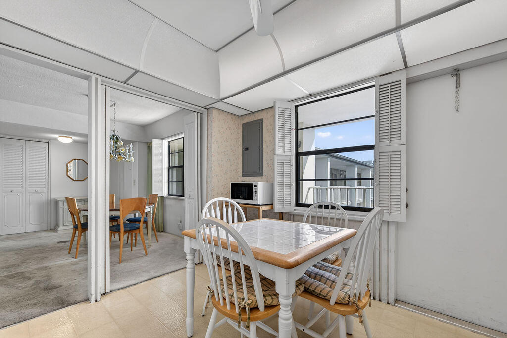 501 Southwest 11th Place, Unit 402A Boca Raton, FL 33432 - Photo 12 of 29 Eat-In Kitchen