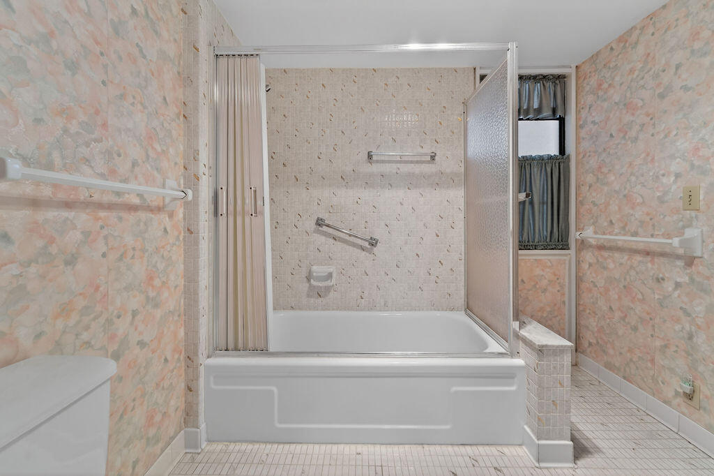 501 Southwest 11th Place, Unit 402A Boca Raton, FL 33432 - Photo 17 of 29 Primary Bath2