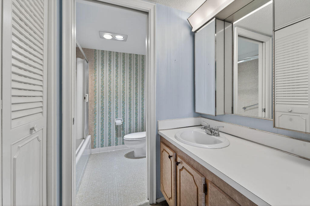 501 Southwest 11th Place, Unit 402A Boca Raton, FL 33432 - Photo 21 of 29 Second Bath