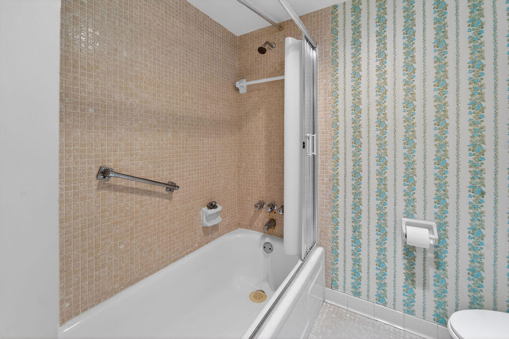 501 Southwest 11th Place, Unit 402A Boca Raton, FL 33432 - Photo 22 of 29 2nd bath