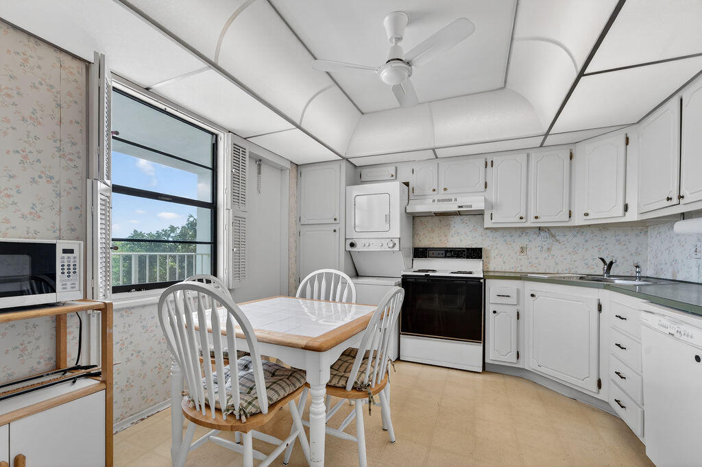 501 Southwest 11th Place, Unit 402A Boca Raton, FL 33432 - Photo 10 of 29 Kitchen