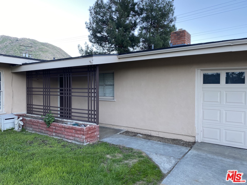 202 Spieth Way Riverside, CA 92507 - Photo 3 of 16 a backyard of a house with table and chairs