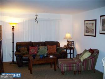 11897 Academy Road, Unit 97A Philadelphia, PA 19154 - Photo 2 of 5 Living Room