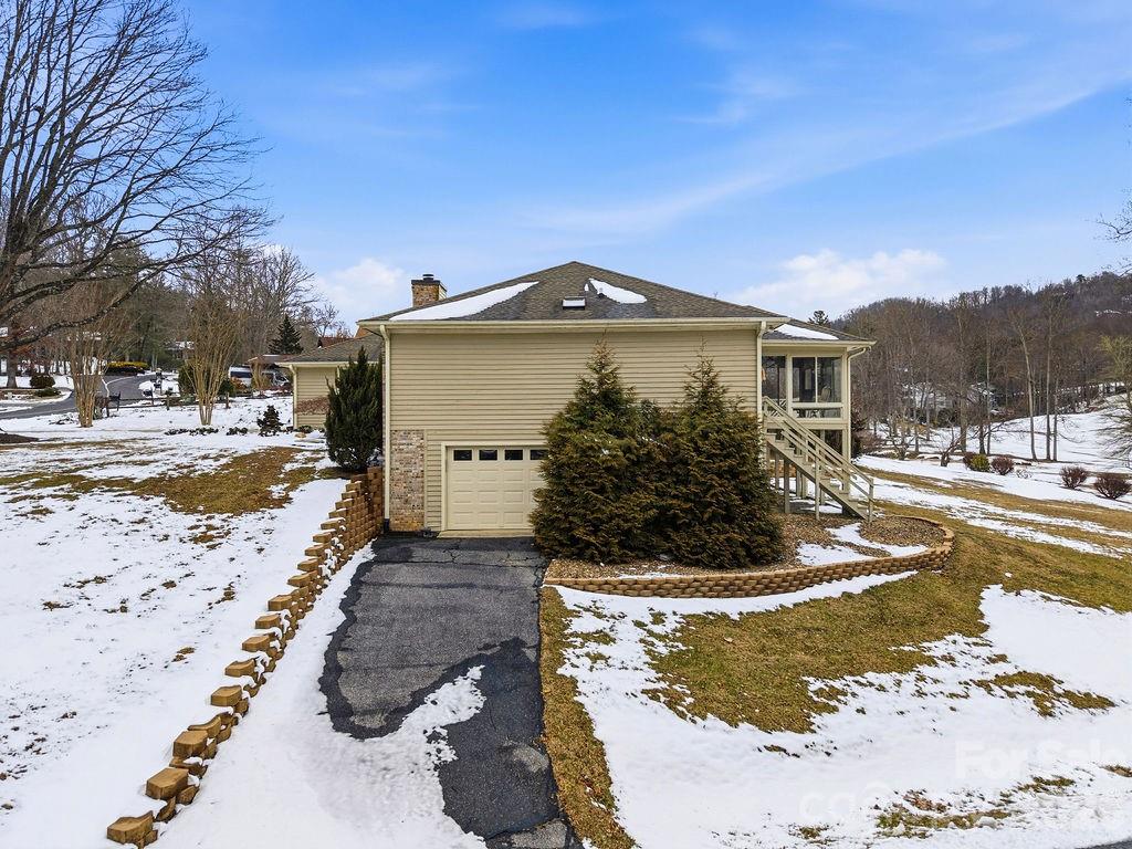 3100 Cove Loop Road Hendersonville, NC 28739 - Photo 5 of 43 a view of a house with snow on the background