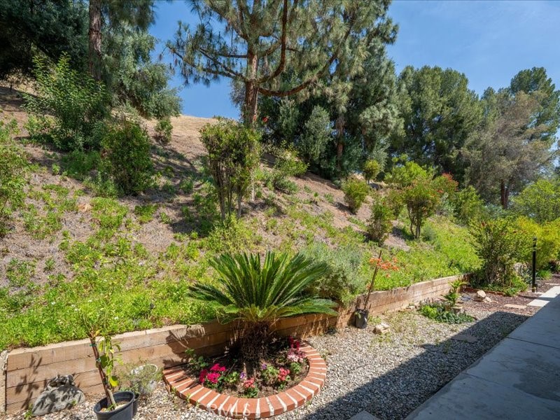 9735 Vía Roma Burbank, CA 91504 - Photo 4 of 36