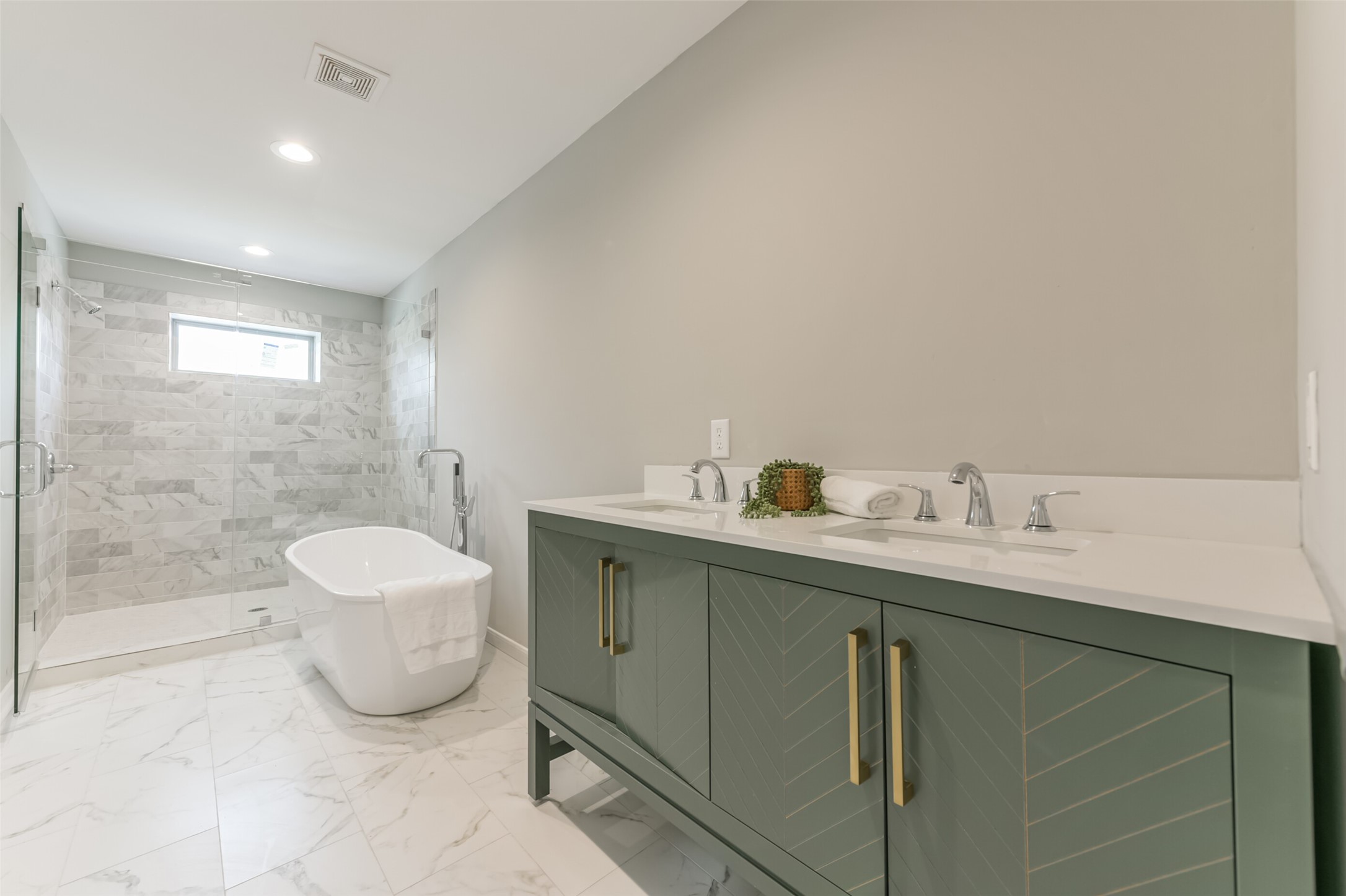 5302 Tarawa Road Houston, TX 77033 - Photo 30 of 35 a spacious bathroom with a double vanity sink toilet mirror and bathtub
