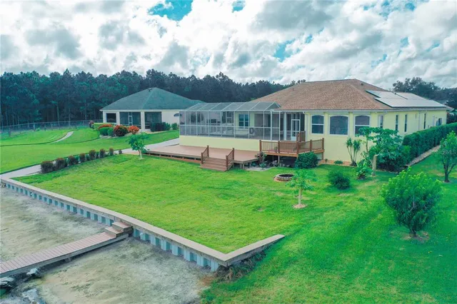 a view of a yard with a house