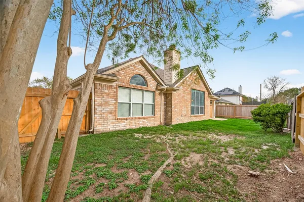 a view of a house with backyard and garden