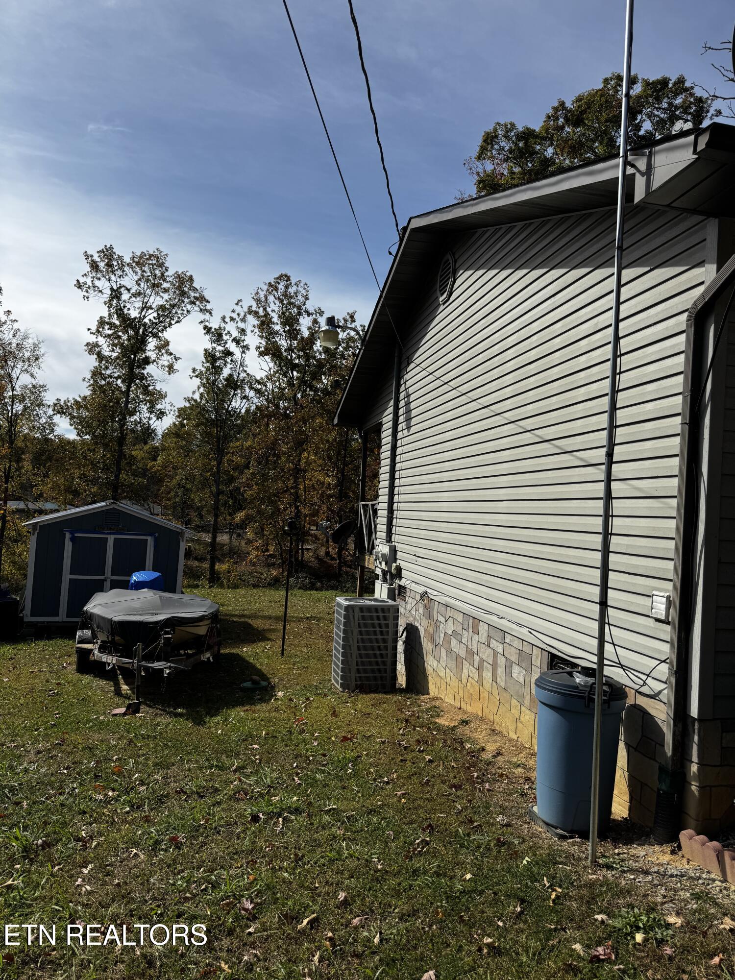 115 Bluegill Way Sevierville, TN 37876 - Photo 23 of 25 Right Side