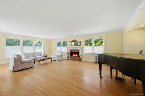 $799,000 | 95 6th Avenue, Huntington Station, NY 11746