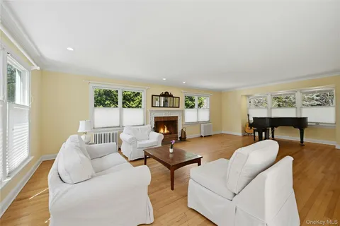 $799,000 | 95 6th Avenue, Huntington Station, NY 11746