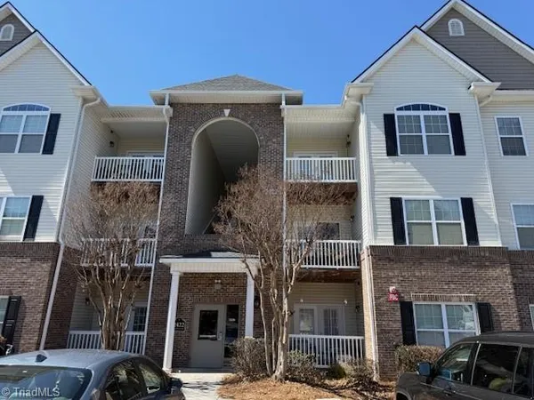 $1,250 | 2422 Eagle Creek Court, Unit 302, Winston-Salem, NC 27103