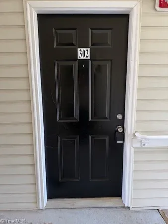 $1,250 | 2422 Eagle Creek Court, Unit 302, Winston-Salem, NC 27103