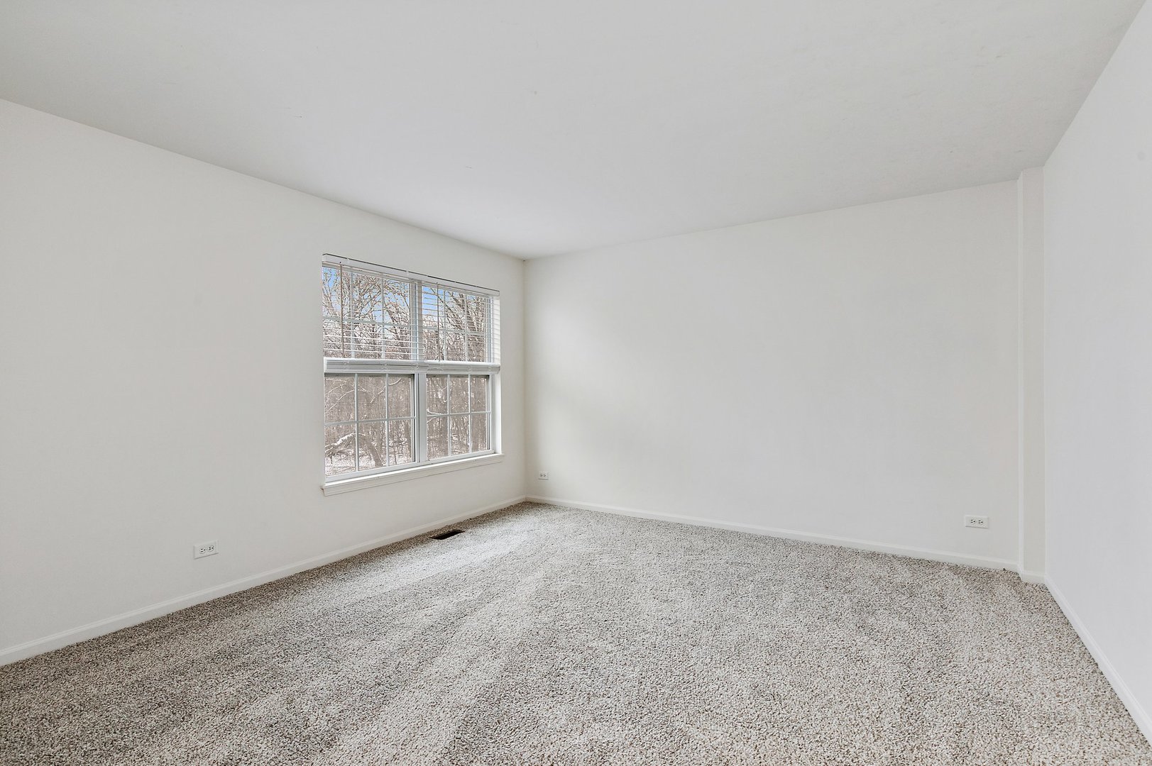 5734 Red Oak Drive Hoffman Estates, IL 60192 - Photo 24 of 31 an empty room with a window