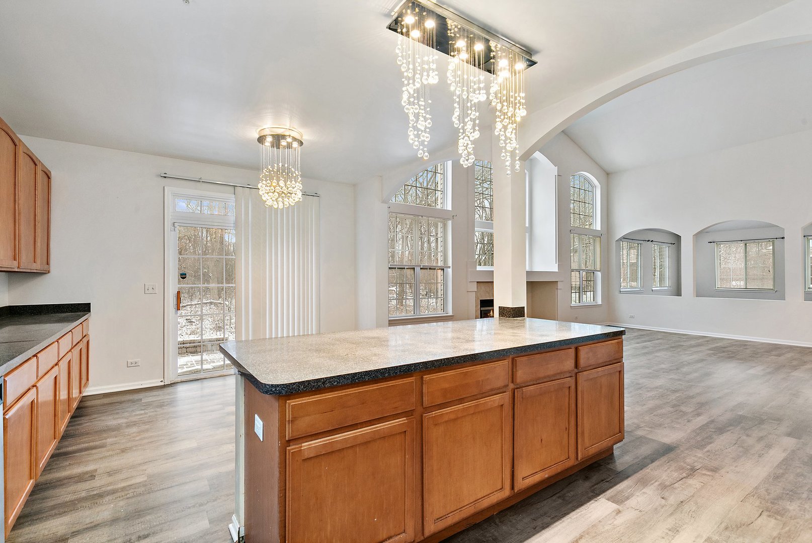 5734 Red Oak Drive Hoffman Estates, IL 60192 - Photo 8 of 31 a spacious bathroom with double vanity and a mirror