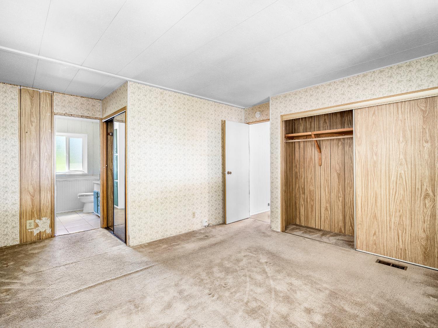 2850 Hidden Springs Circle Placerville, CA 95667 - Photo 22 of 40 an empty room with closet area