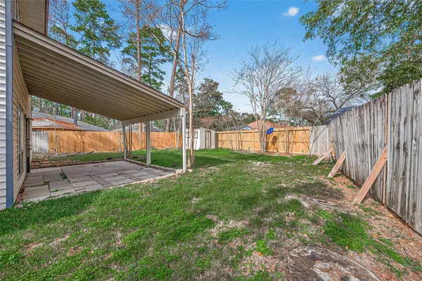 a view of a house with backyard and garden