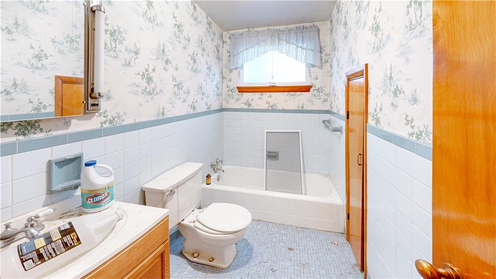 1022 Melrose Avenue Ambridge, PA 15003 - Photo 17 of 39 a bathroom with a sink a toilet and bathtub