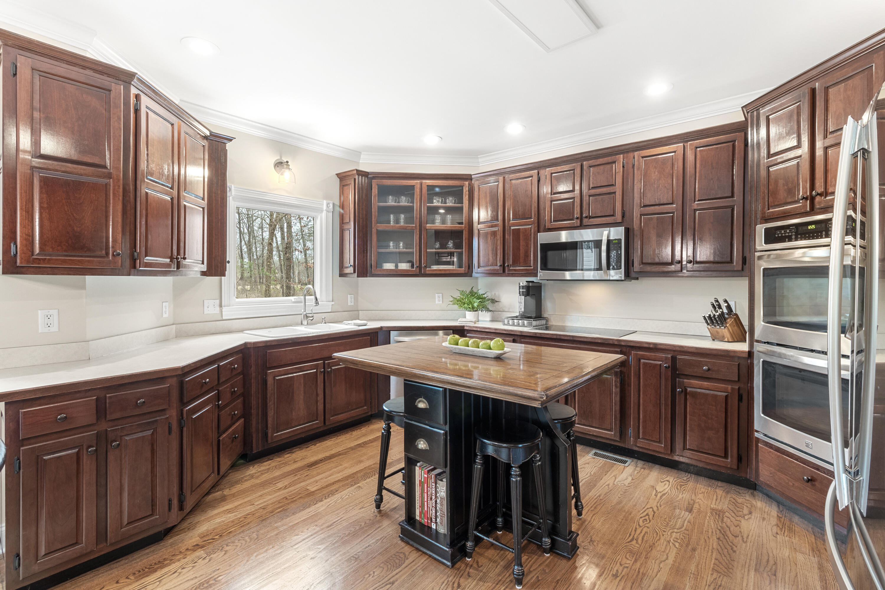 1522 Ramsgate Parkway Hixson, TN 37343 - Photo 26 of 99 Numerous, Beautiful Cabinets