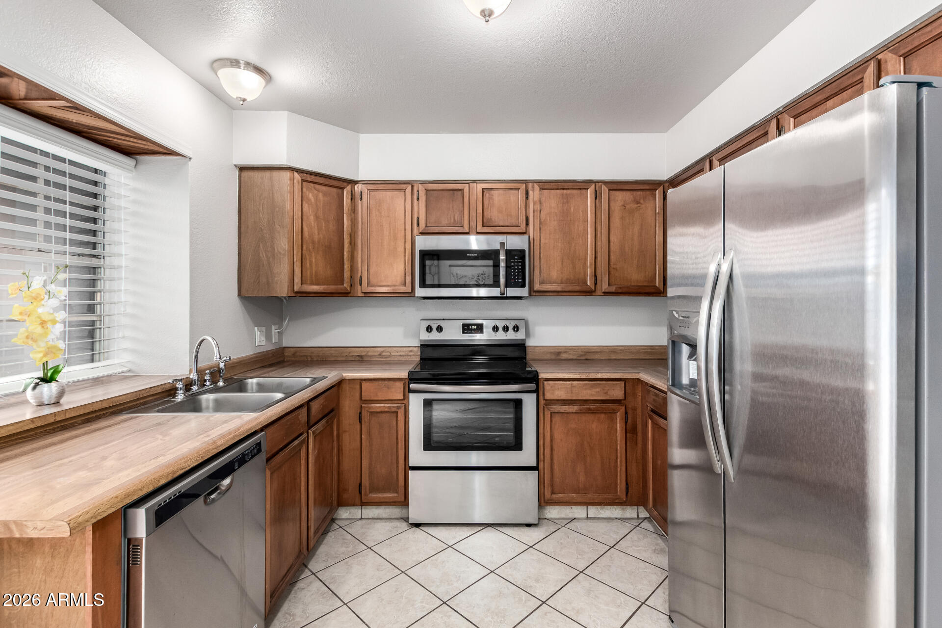 8111 West Wacker Road, Unit 13 Peoria, AZ 85381 - Photo 10 of 28 a kitchen with a sink stove and refrigerator