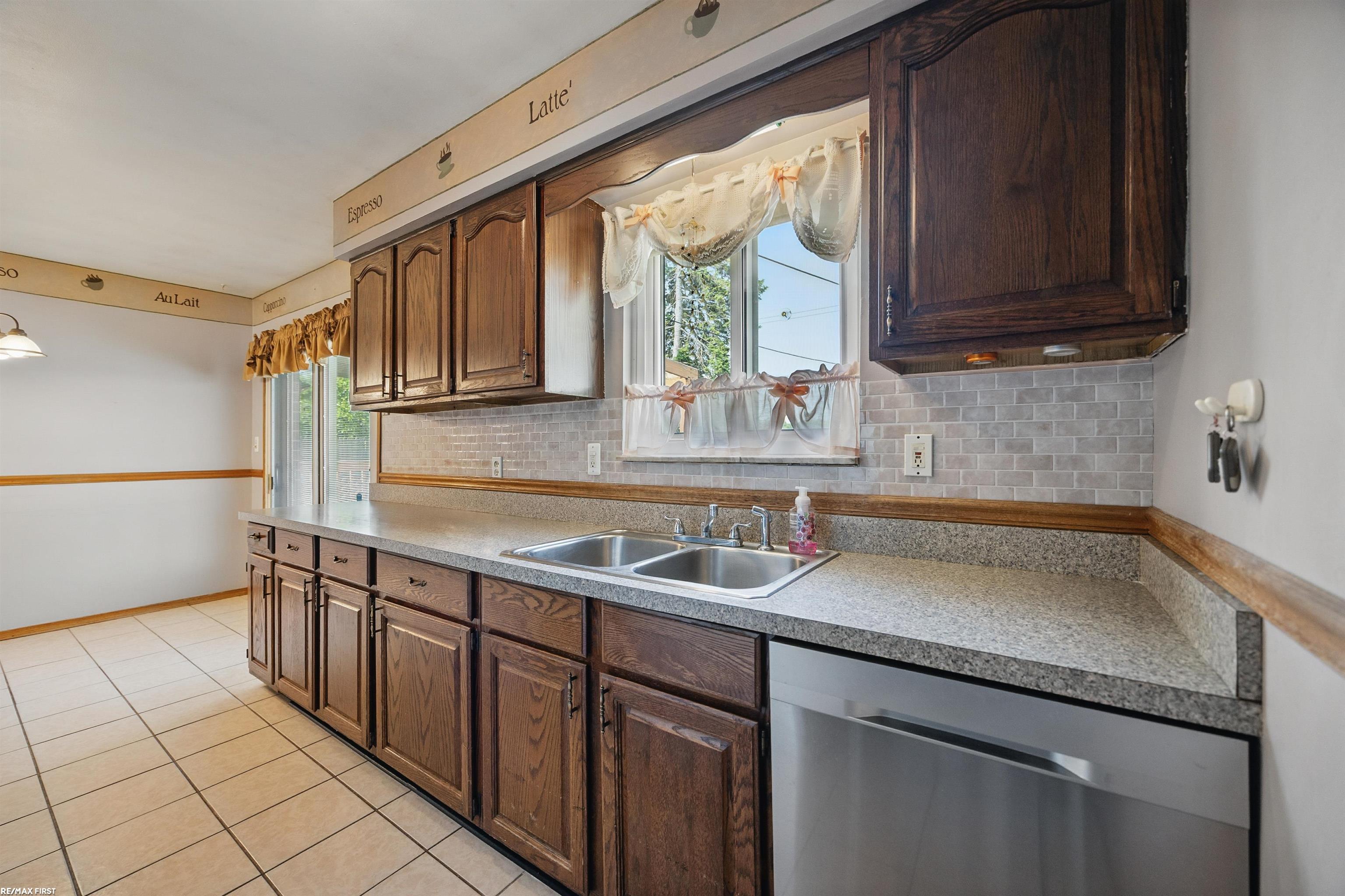 31565 Hayes Road Warren, MI 48088 - Photo 9 of 32 50177254-857ea58b-b973-4612-b3cd-80fb155eb5ae.JPG